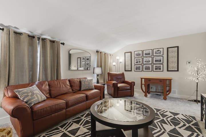 Stylish & Comfortable Stay-clean And Updated. - Rock Island, IL