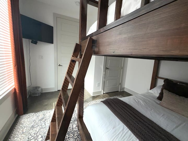 Kati i parë ka televizorin e vet, si dhe një ventilator me bazament në dollap.