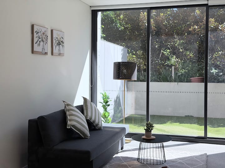 Elegant North Ryde Apt W Courtyard & Metro Link - Lane Cove