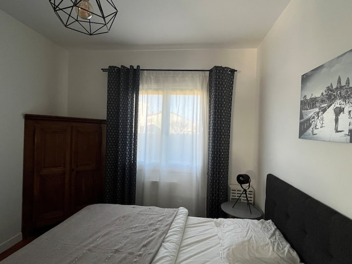 غرفة نوم في الطابق الأرضي ، الجانب الغربي (سرير مزدوج)