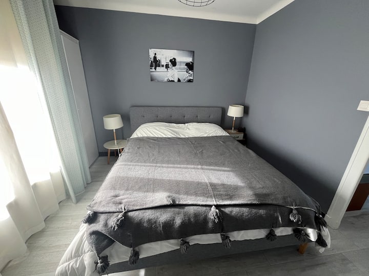 غرفة نوم كبيرة في الطابق العلوي على الجانب الغربي