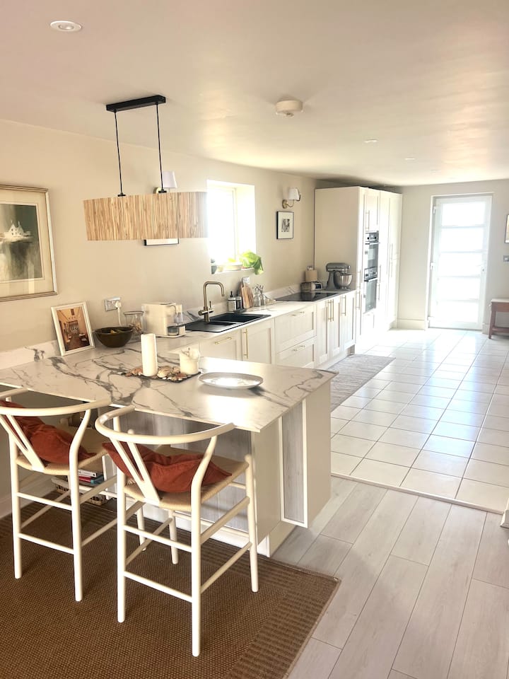 Perfectly Located House Near Whitecliff Park & Sea - Sandbanks