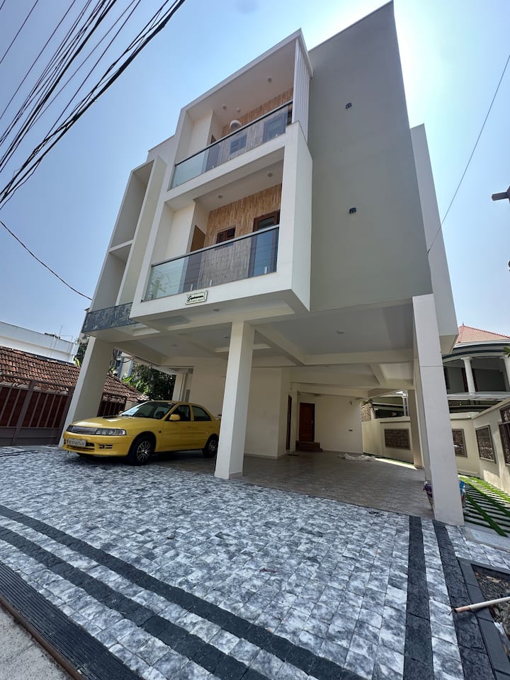 Laviz 4bhk Combo Vazhuthacaud | Ac Wi-fi Parking - Thiruvananthapuram