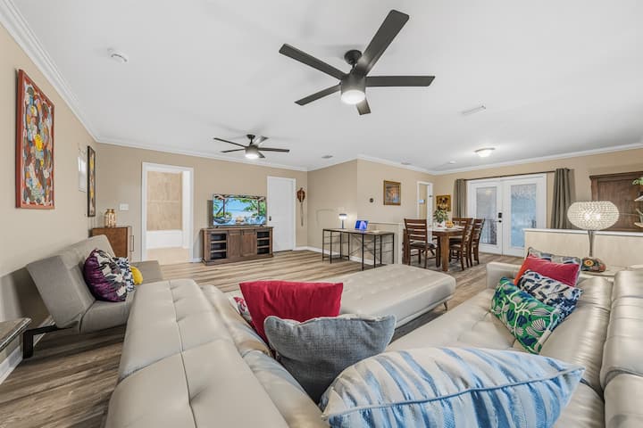 Spacious 4br Retreat W/ Game Room + Patio - タンパ, FL