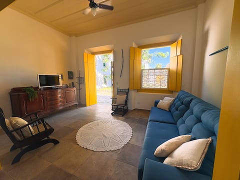 Top Airbnb: Casa Amarela: in the Historic Center with Air Conditioning em Paraty