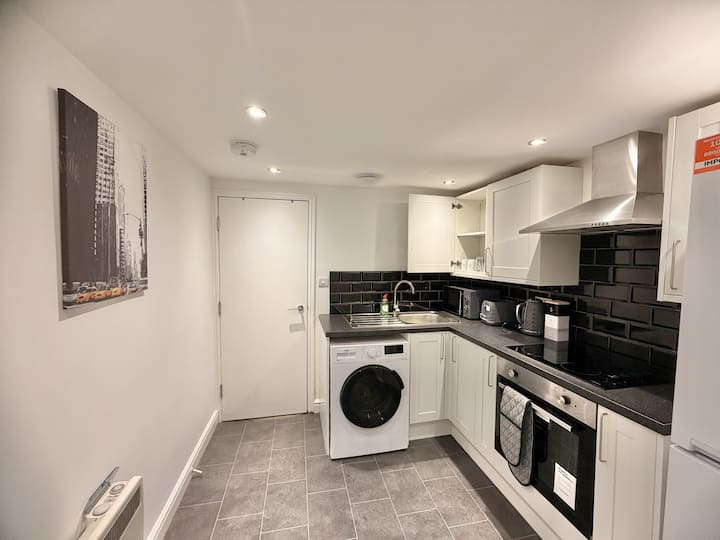 Modern Cosy Stay | En-suite & Free Parking - Stoke-on-Trent