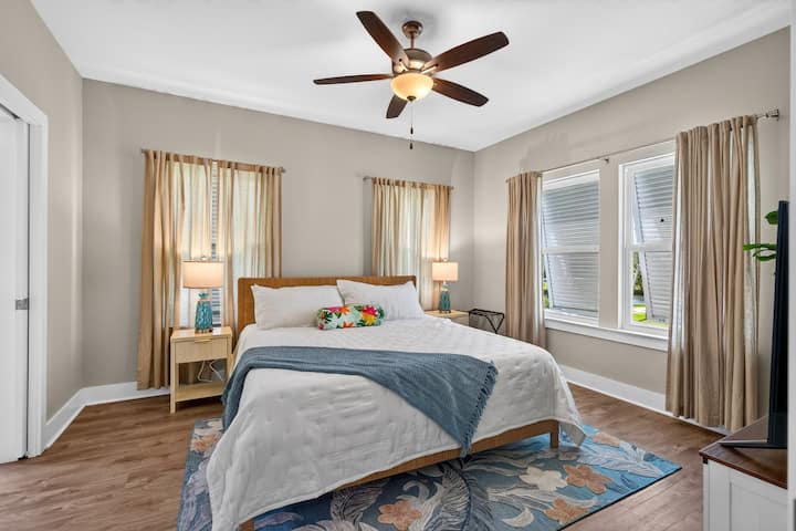 Sink into this comfy King bed after a day on the water and wake to peaceful mornings filled with natural light. Whether you're sleeping in or enjoying a quiet cup of coffee, this cozy retreat is made for rest and relaxation.