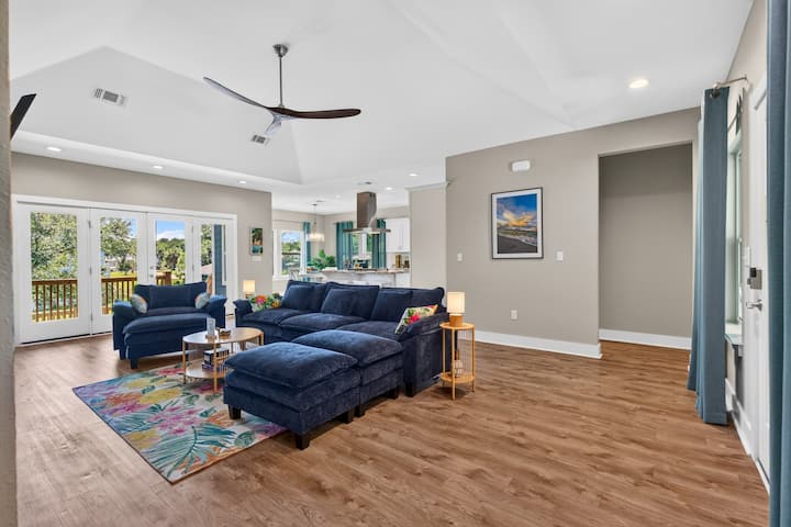 From sunrise coffee to movie nights after a day on the water, this bright gathering space is where your favorite vacation moments come together. Just beyond the doors, the waterfront is waiting.