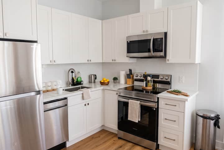 Bright & Cozy 1br | Free Parking| Near Td Coliseum - Hamilton