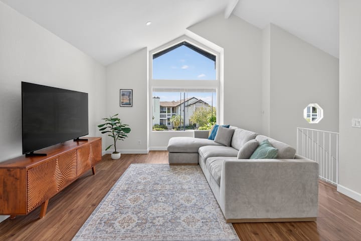 Sunlit Coastal Escape With Ocean Views - Encinitas, CA