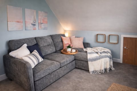Top Airbnb: Boutique loft - sleeps 4 - fast WiFi & parking in Holdenhurst Village