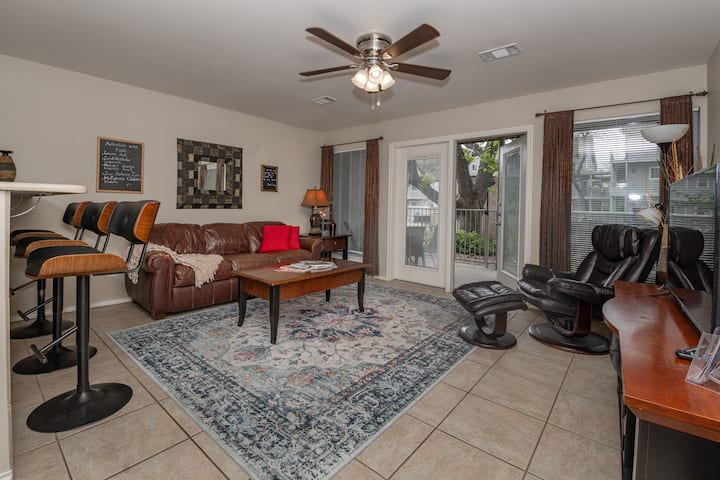 Poolside · Heated Pool · Schlitterbahn 5 Blks - New Braunfels, TX