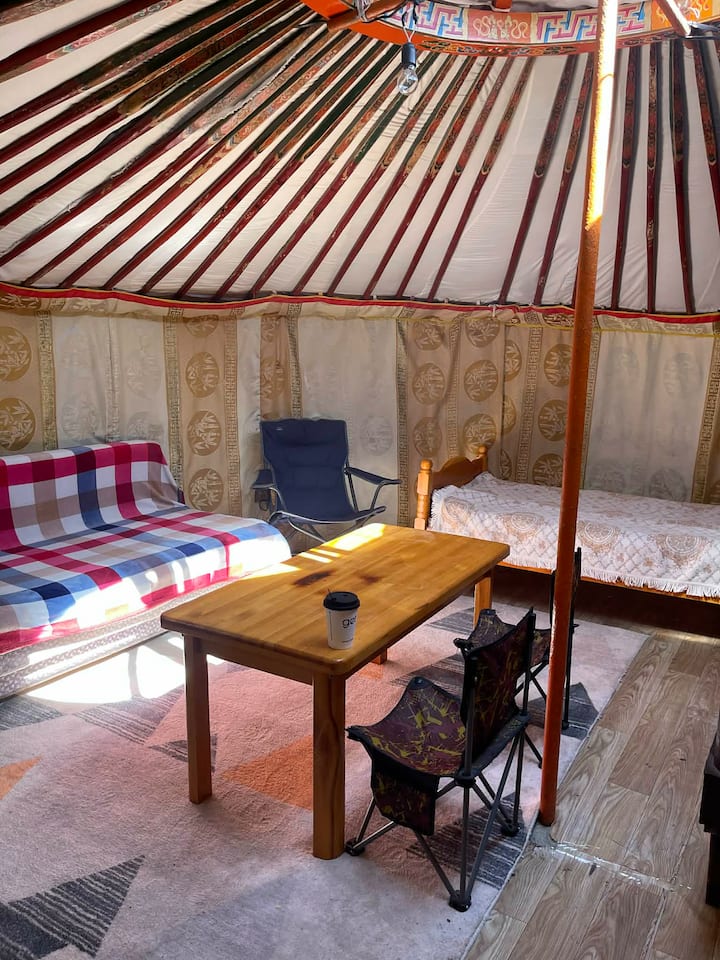 Yurta, camas y mesa