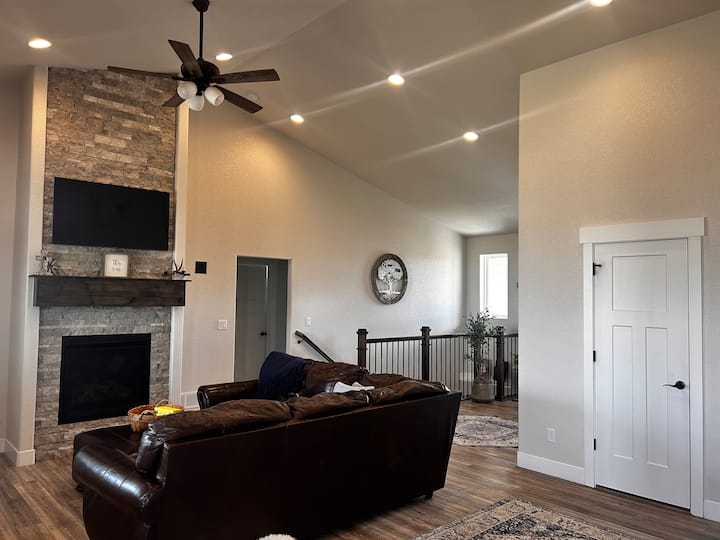 Fully Equipped Home With Hot Tub And Pool! - Cheyenne, WY