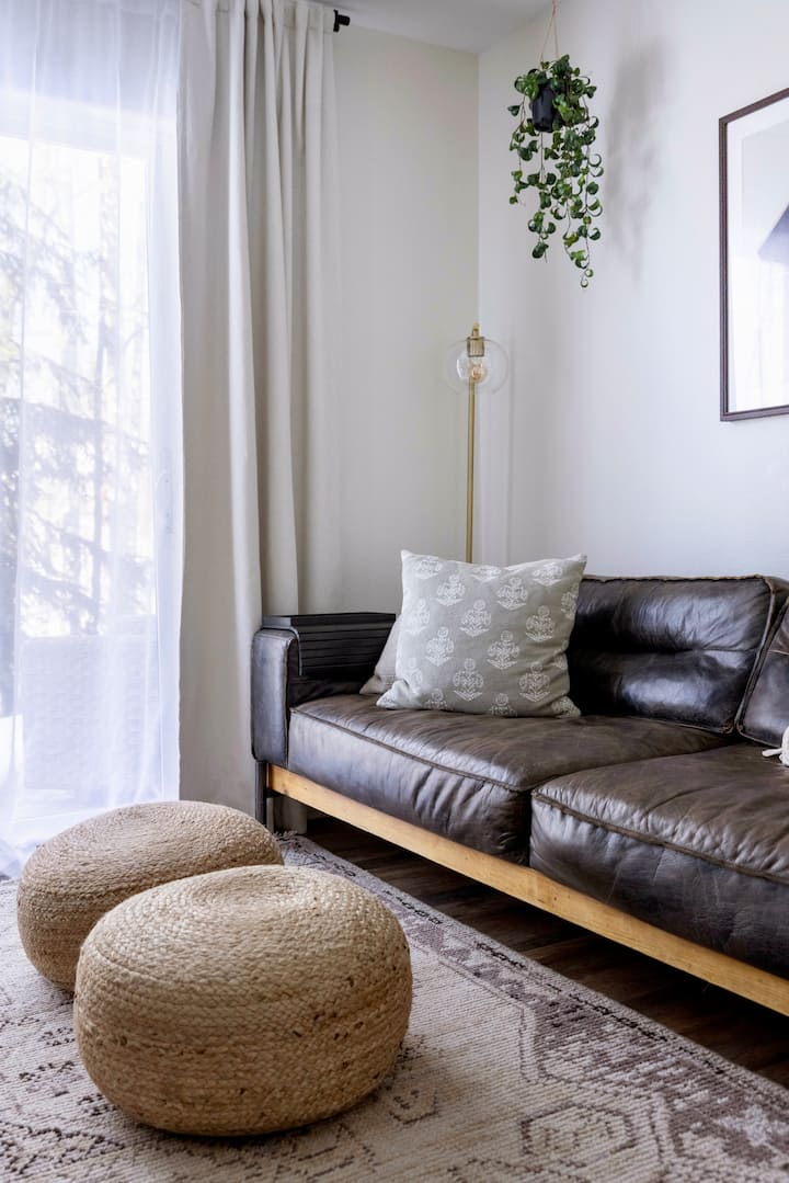 King Suite · Fireplace · Central Anchorage - 앵커리지