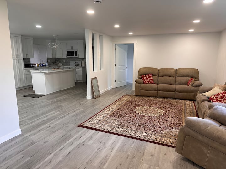 Remodeled 5br | Marble Baths · Near Seatac Airport - Tukwila, WA