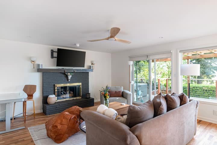 New! Queen Anne Retreat: Deck, Fire & Views - Seattle, WA