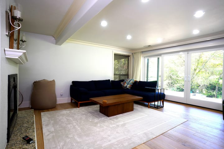 Family Seattle Stay • Swim Spa • Fire Pit • 9 Beds - Saint Edward State Park, Kenmore