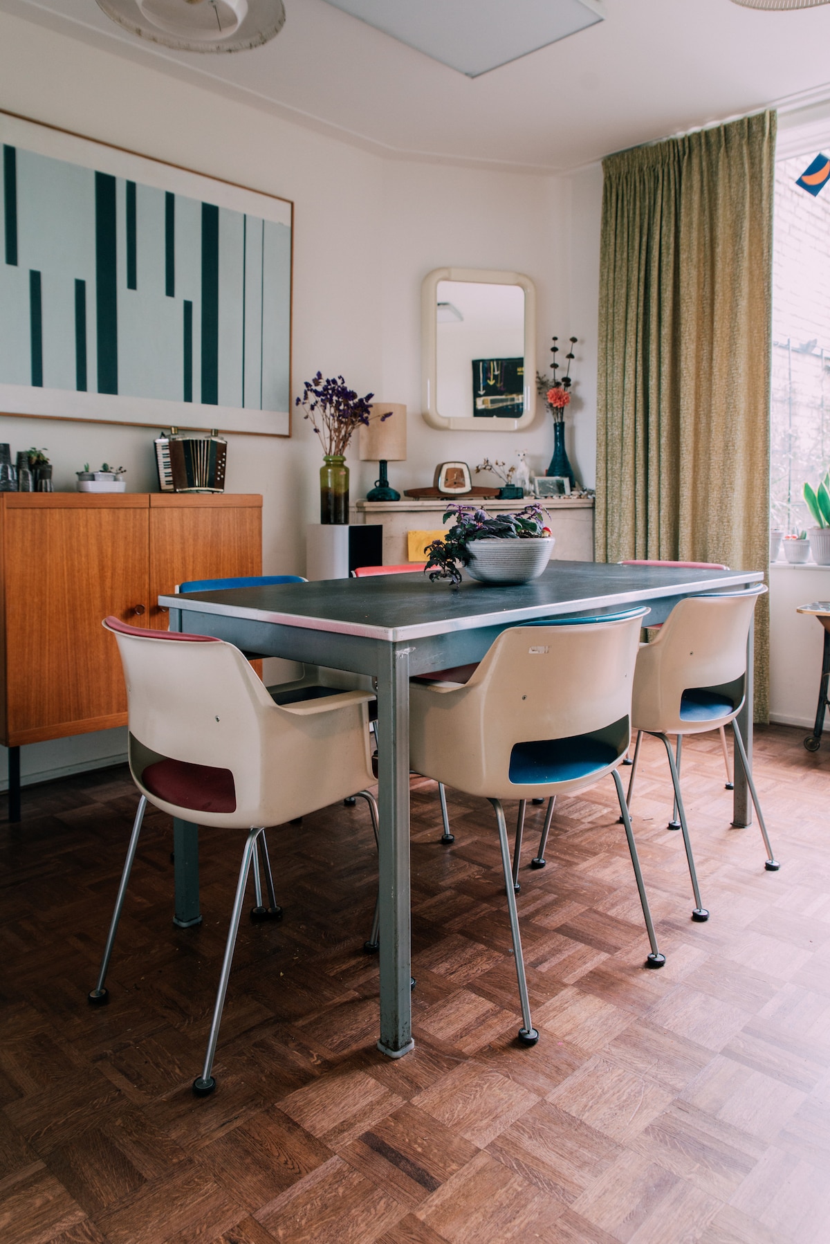 Maison familiale au design des années 1950. Jardin et espace vert ...