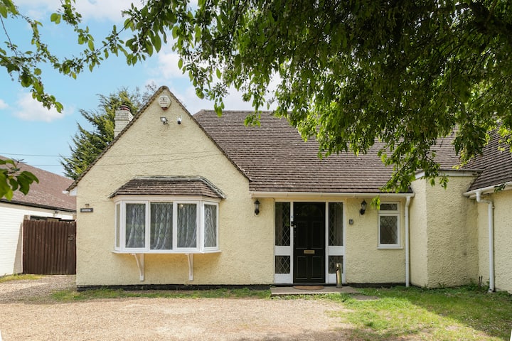Rural 7 Bed Lodge In Windsor! Hot Tub! Sleeps 20 - Windsor