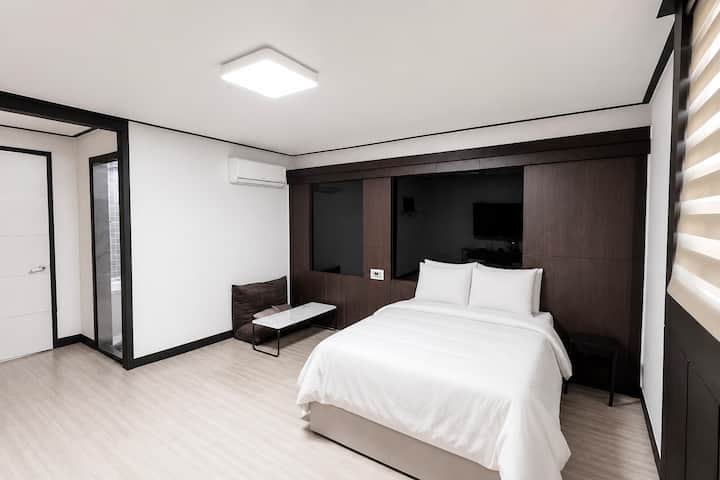 [오산호텔] 오산역 중심 가성비 스테이, J 호텔 #디럭스 #오산역 #번화가 - Osan-si