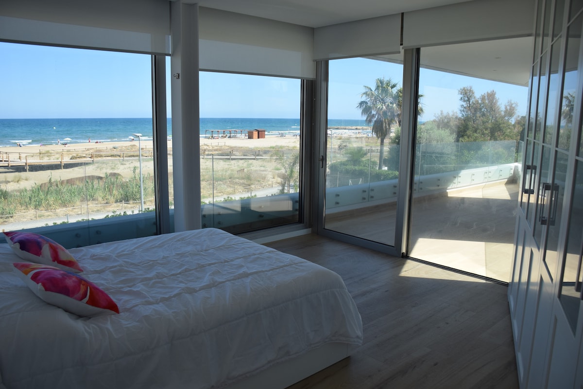 Luxury Beachfront Villa with Pool 4