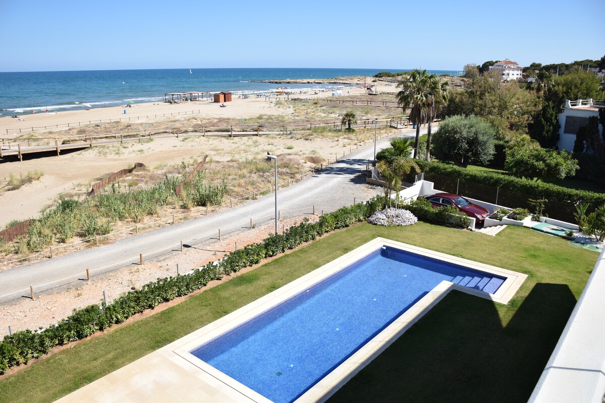 Luxury Beachfront Villa with Pool 5