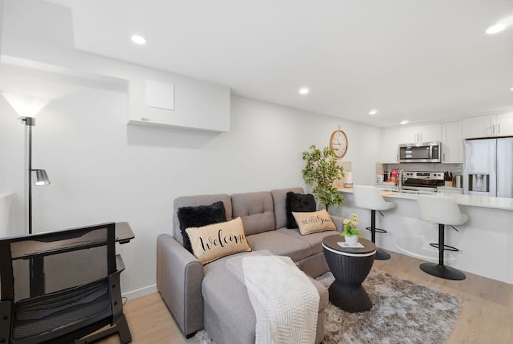 Livingston Signature Apartment -With Parking - Canada