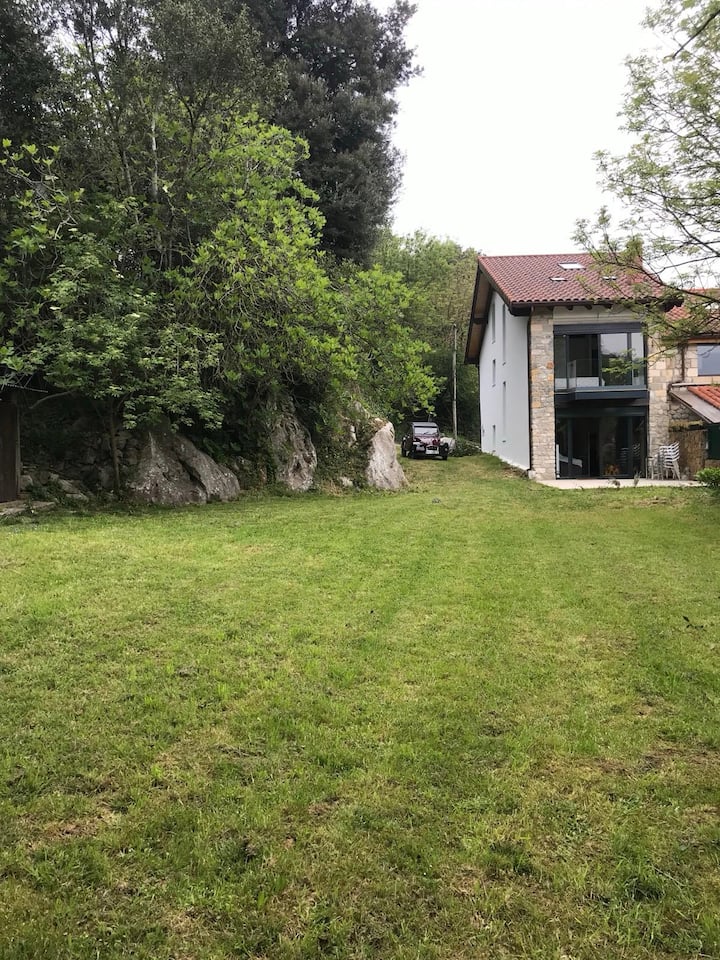 Casa Con Jardín En Solares - Solares
