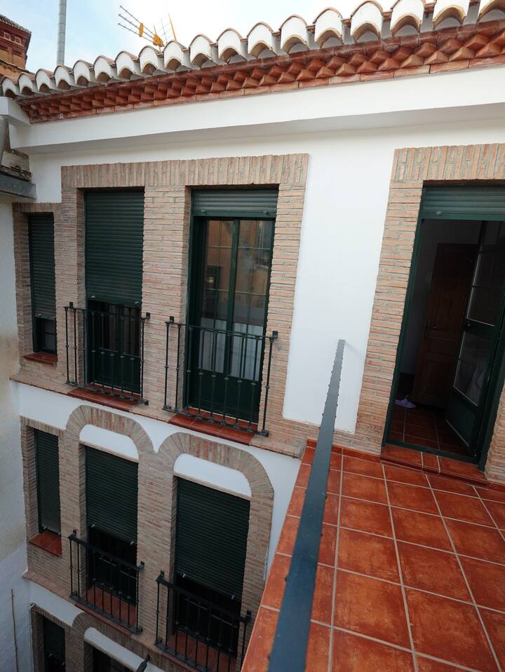 La terraza interior conecta las habitaciones con el corazón de la casa