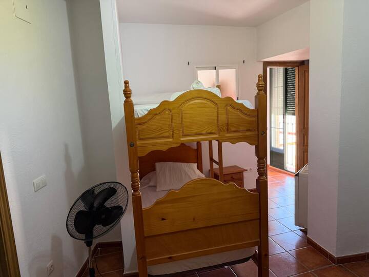 Dormitorio luminoso con salida directa al exterior y persianas para dormir bien