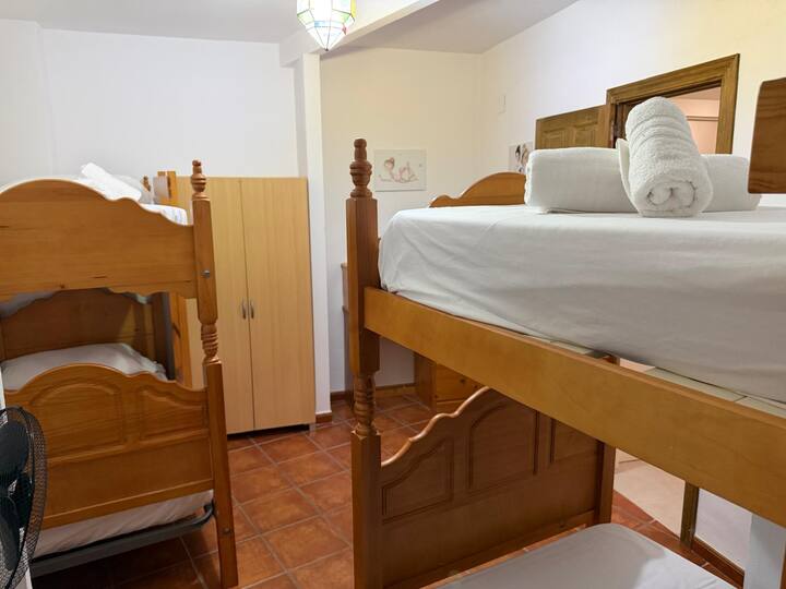 Toallas enrolladas sobre cada cama: todo preparado al detalle