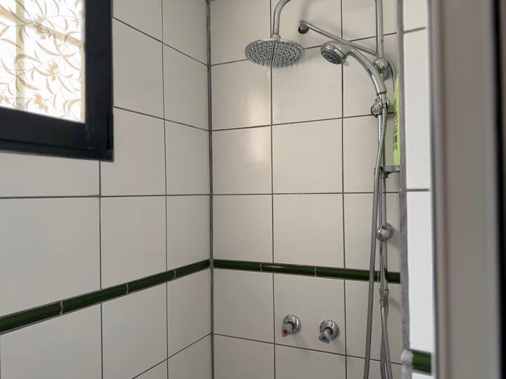 Ducha con rociador efecto lluvia y teléfono: agua caliente para todos