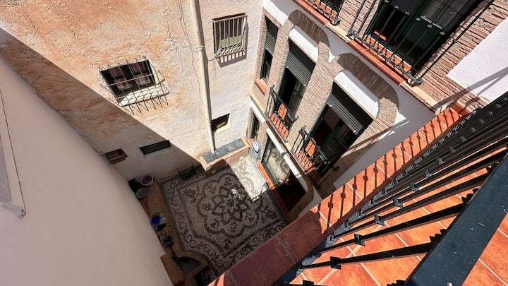 El empedrado artesanal del patio, visto desde las plantas superiores