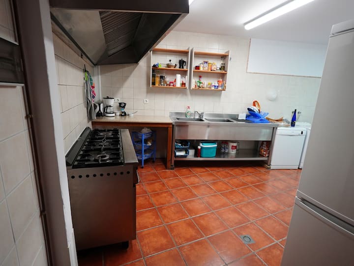 Cafetera, especiero y básicos de despensa listos desde el primer día