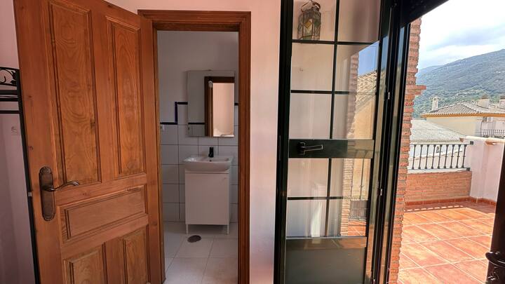 Baño con lavabo y salida a la azotea con vistas a la sierra: luminoso y muy agradable.