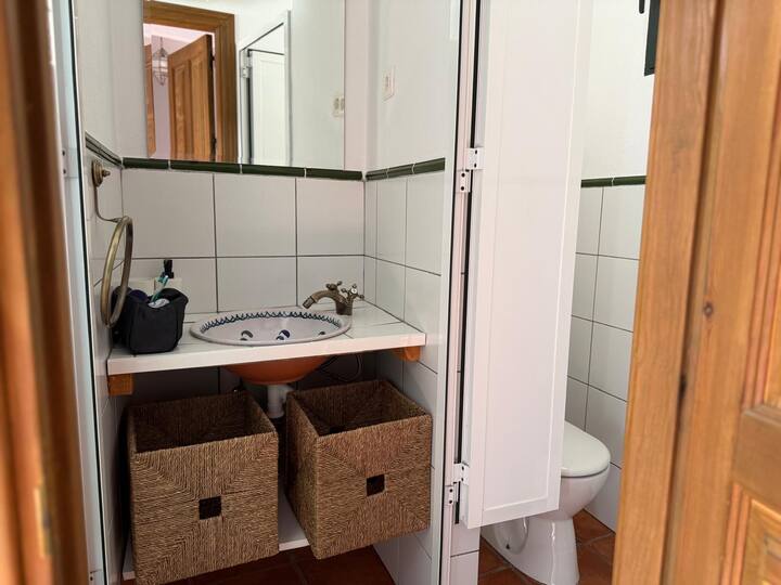Lavabo artesanal y grifería clásica: encanto andaluz hasta en el aseo