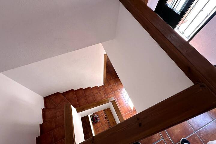 Escalera interior de azulejo y madera: conecta las estancias de la casa con mucho carácter.