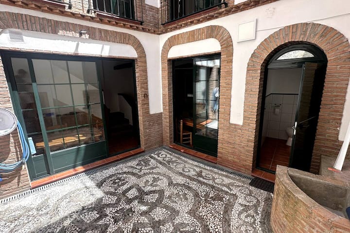 Arcos de ladrillo del patio central: el alma andaluza de la casa