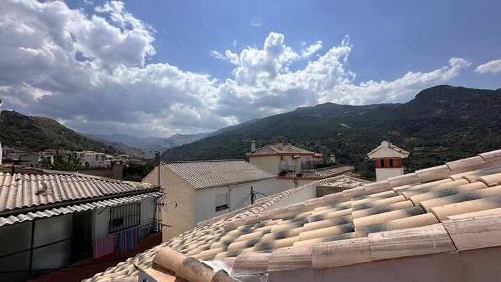 Güéjar Sierra a vista de azotea: pueblo, valle y montañas en 180 grados