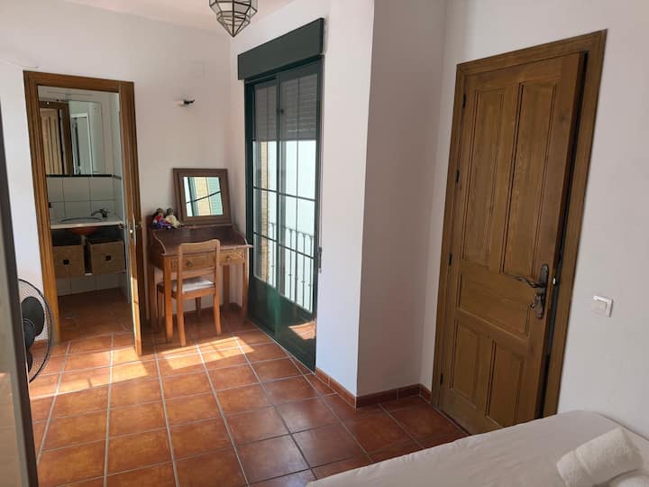Tocador antiguo, balcón y baño en la puerta de al lado