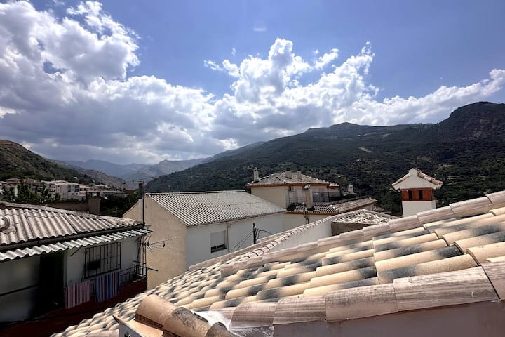 Panorámica del valle desde la azotea: cielo, sierra y tejados