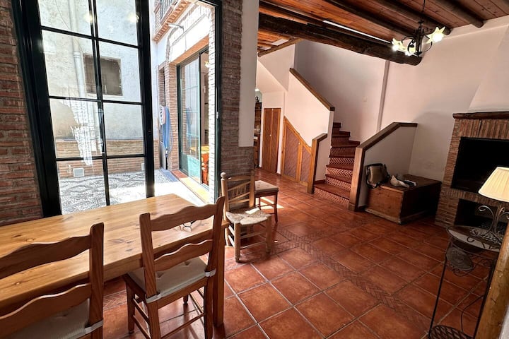 Comedor con cristalera al patio: se come con luz de sur todo el año