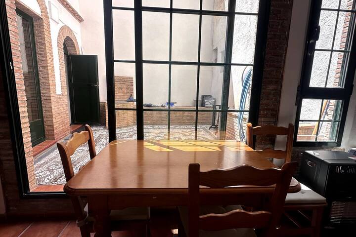 Arcos de ladrillo y empedrado artesanal al otro lado del cristal