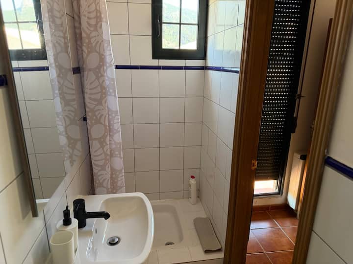 Ducha con ventana a la sierra: ventilación e iluminación naturales
