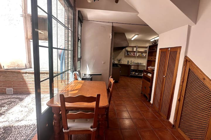 Del comedor a la cocina en dos pasos: todo a mano para las comidas en grupo