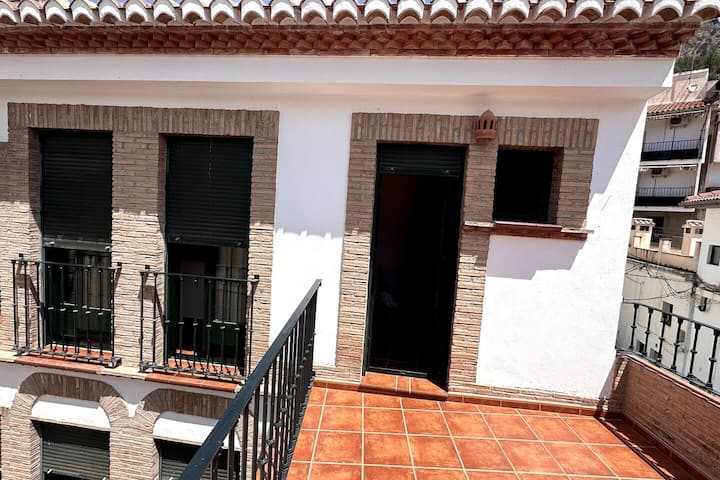 Fachada de ladrillo y teja árabe: arquitectura granadina de verdad