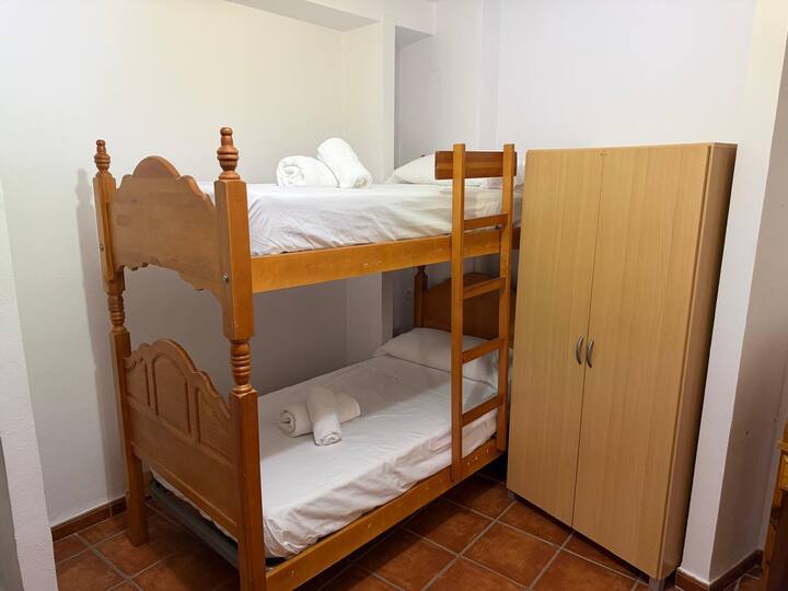 Segunda litera con armario amplio: cuatro plazas cómodas en esta habitación
