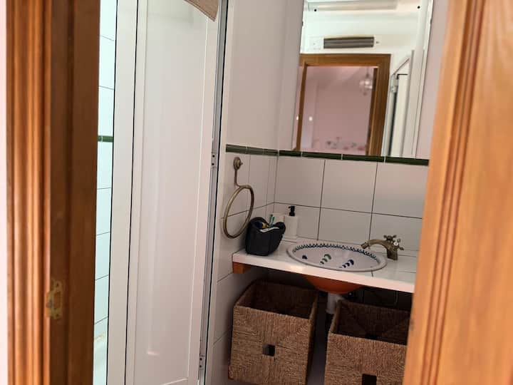 Espejo amplio y detalles clásicos junto al dormitorio principal