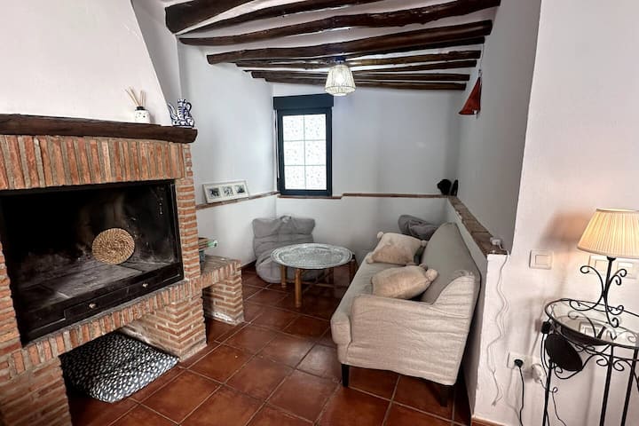 Sofás junto a la chimenea de obra: plan perfecto tras un día de sierra